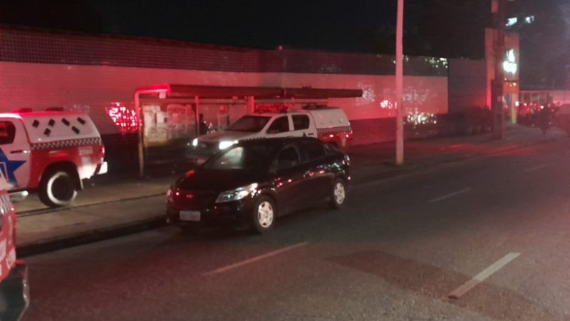 Mãe e filho de três anos estão reféns em um carro há 13 horas, em Belém. Assaltante tem problemas psiquiátricos