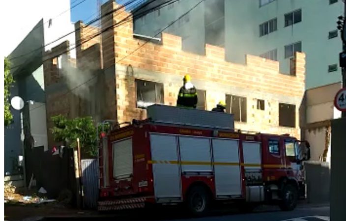 Vídeo: casa em construção na rua Bonfim pega fogo e bombeiros estão no local