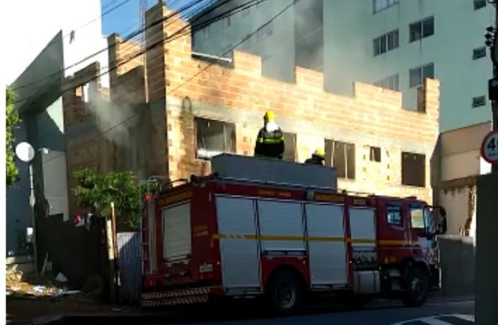 Vídeo: casa em construção na rua Bonfim pega fogo e bombeiros estão no local