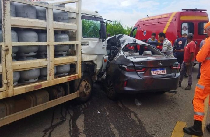 Vídeo: acidente de colisão entre taxi e caminhão deixa dois mortos e dois feridos na BR 459