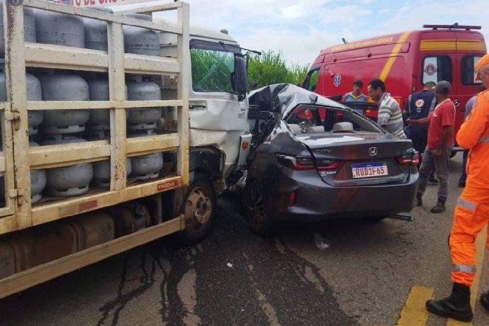 Vídeo: acidente de colisão entre taxi e caminhão deixa dois mortos e dois feridos na BR 459