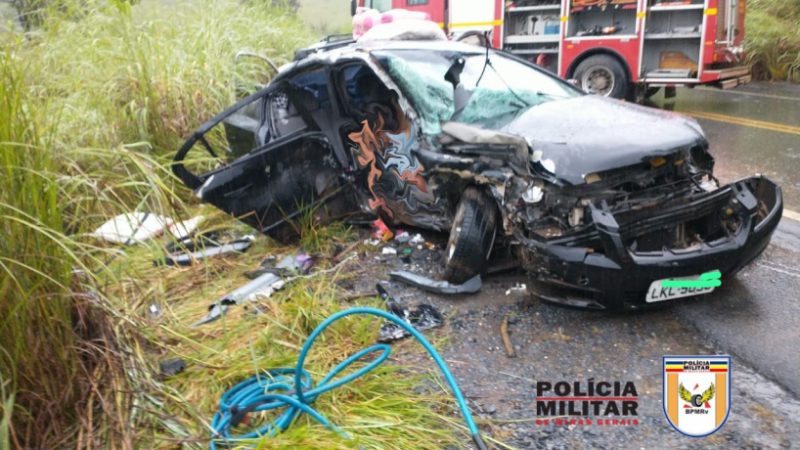 Um óbito e seis feridos em um grave acidente em Formiga onde um veículo aquaplanou na BR