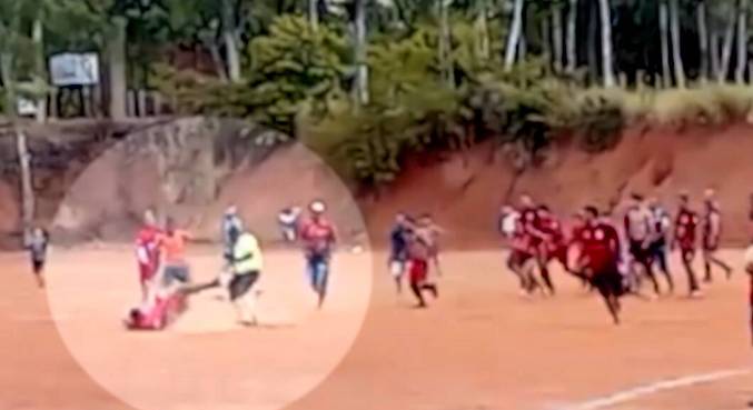Vídeo registra jogador sendo esfaqueado por árbitro durante partida de futebol em MG