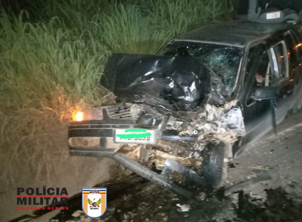 Acidente entre caminhão e carro deixa cinco feridos em Arcos