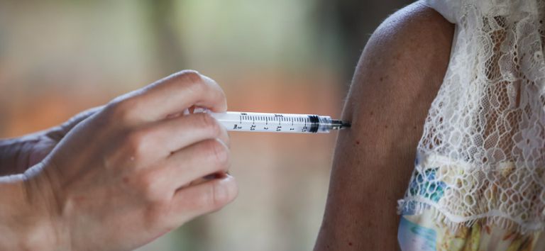 Toda a população brasileira com 18 anos ou mais pode tomar a vacina bivalente contra a Covid-19