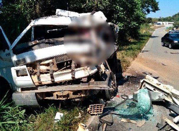 Motorista morre em acidente entre dois caminhões em Campo Belo