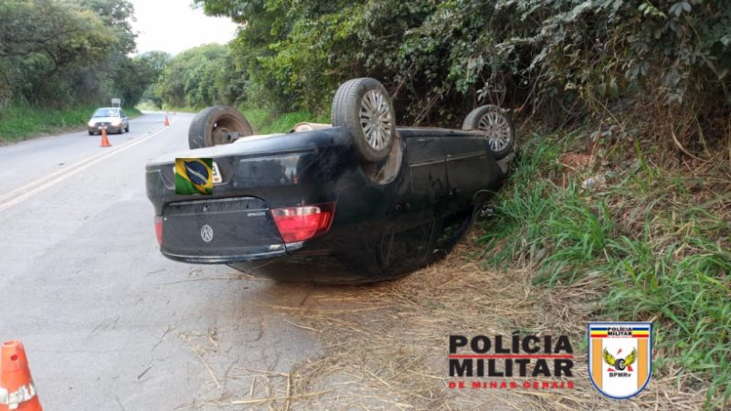 Motorista capota veículo ao evitar atropelar um cão na MG 431, em Itaúna