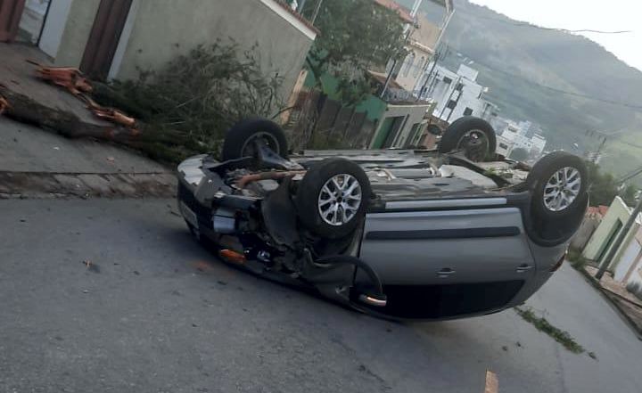Motorista capota veículo no bairro de Lourdes ao desviar de outro carro
