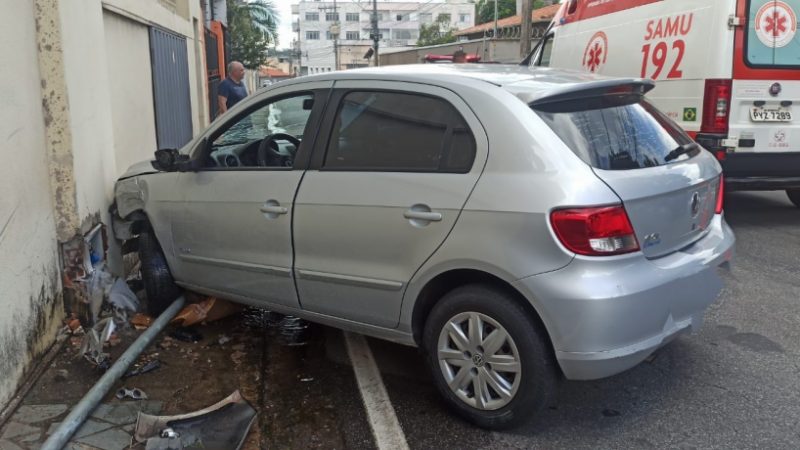 Homem bate carro em muro no bairro Vila Mozart após sentir mal súbito