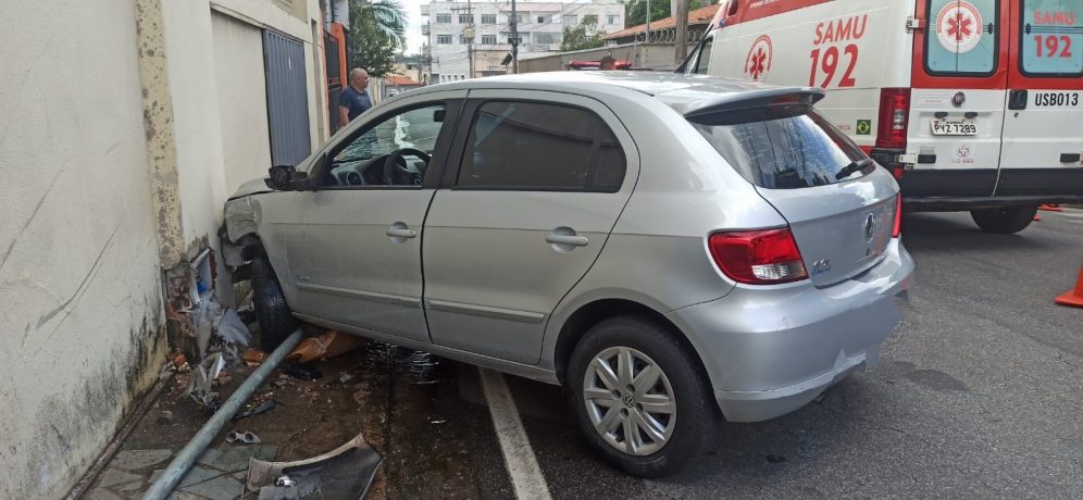 Homem bate carro em muro no bairro Vila Mozart após sentir mal súbito