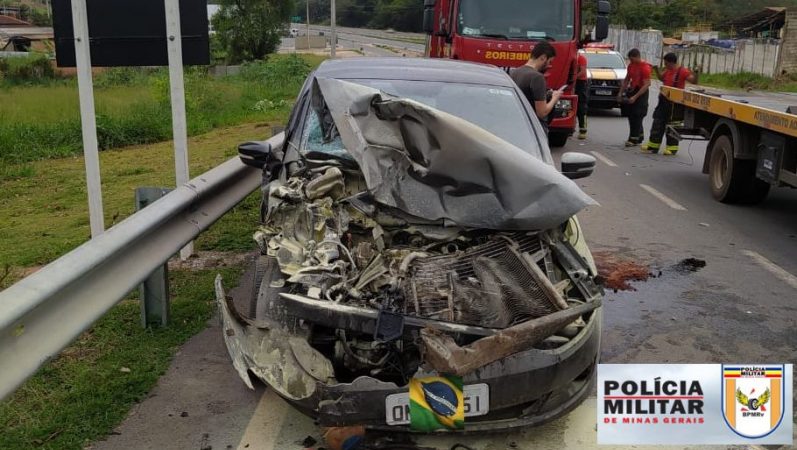 Carro colide na traseira de ônibus na MG 050 e um homem fica ferido