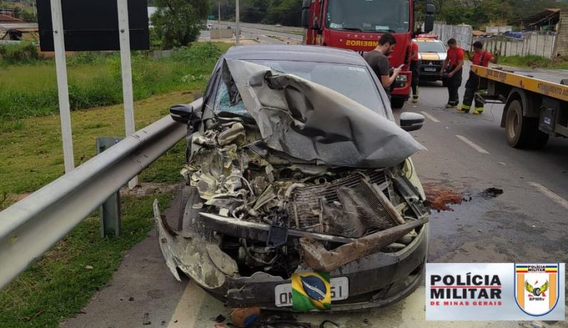 Carro colide na traseira de ônibus na MG 050 e um homem fica ferido