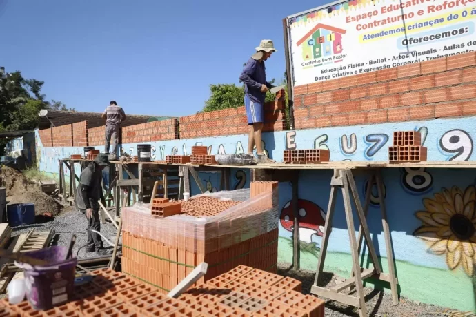 Empresário assume reforma da creche onde houve ataque junto com pais e funcionários