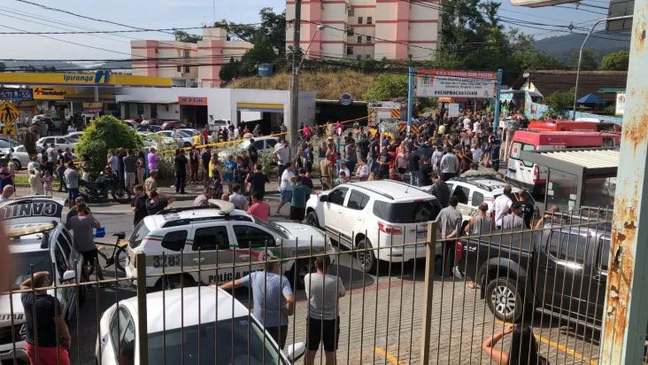 Vídeo: homem invade creche e mata 4 crianças  com uma machadinha em Blumenau