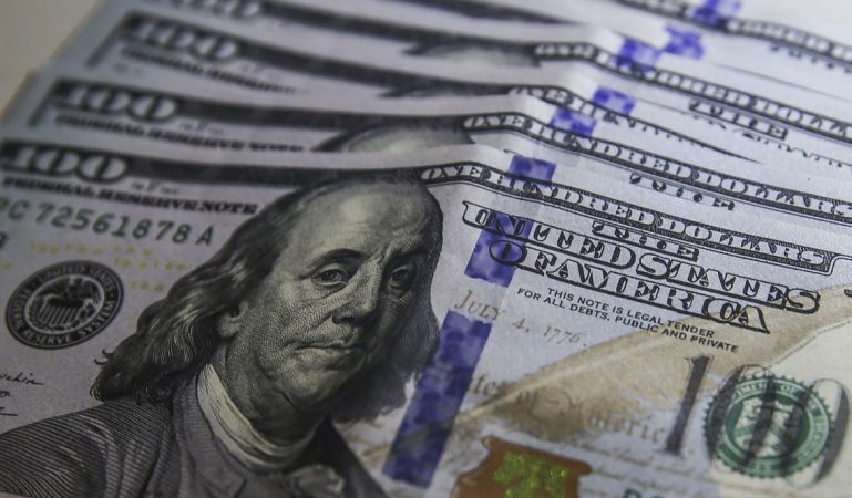 Dólar cai para R$ 5 e fecha no menor valor em dez meses