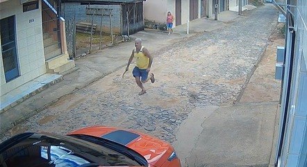 Vídeo: homem corre atrás de vizinha armado com uma foice em Minas Gerais