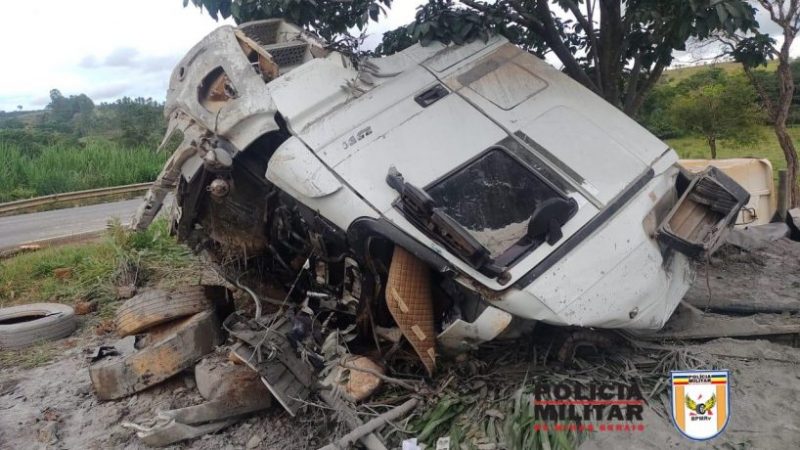 Caminhão carregado de calcário tomba e motorista morre em Iguatama