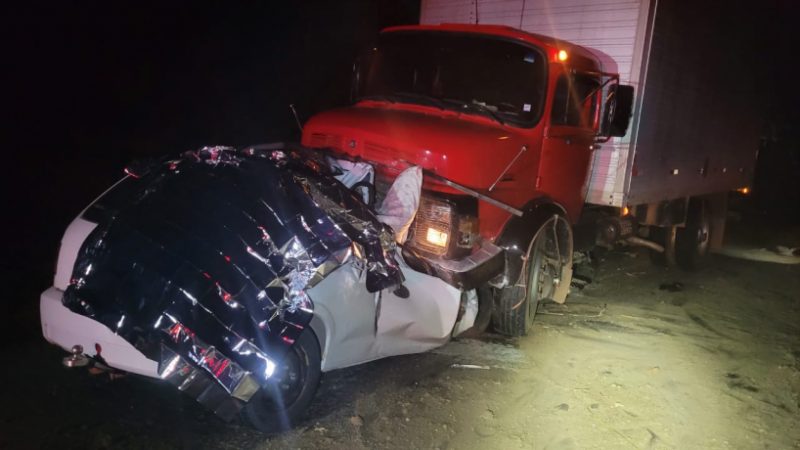 Colisão entre  carro e caminhão mata cinco pessoas em Martinho Campos