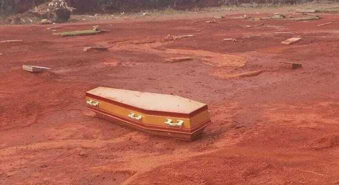 Temporal arranca caixões de sepulturas em cemitério de Paracatu, em Minas Gerais