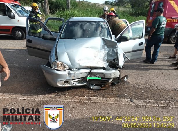 Dois feridos graves em acidente na MG 431 entre Pará de Minas e Itaúna