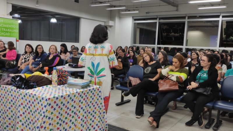 Palestra reforça poder da contação de histórias na educação infantil da rede pública de Itaúna