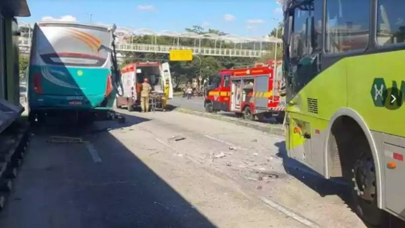 Colisão de dois ônibus resultou em 27 pessoas feridas nesta manhã em BH