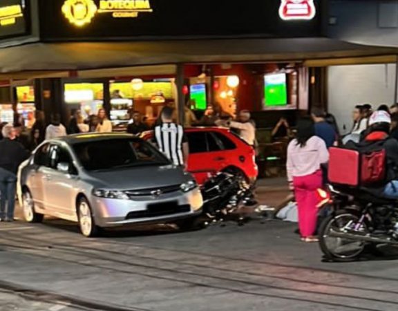Moto e carro colidem na Avenida Jove Soares na noite deste domingo, 28