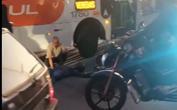 Vídeo: coletivo da Viasul atropela motociclista no bairro Morada Nova