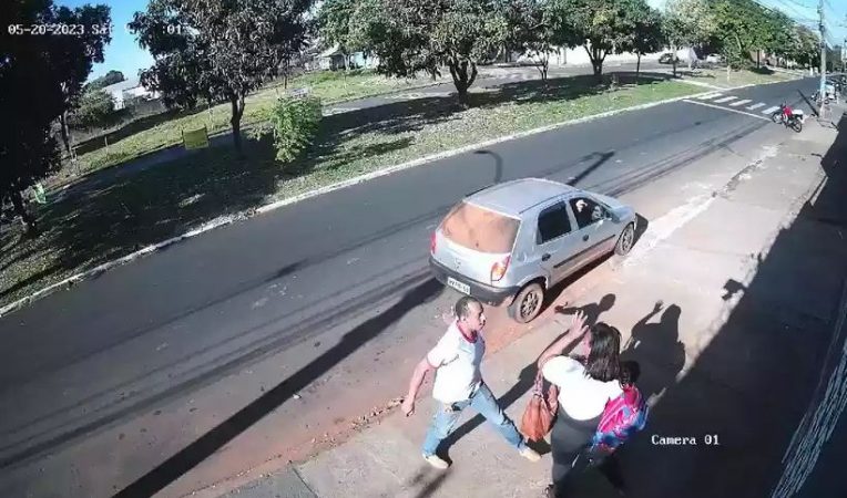Vídeo: homem agride ex-mulher grávida com socos e tapas na frente do filho