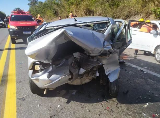 Três carros se envolvem em acidente na BR 262, em Araújos