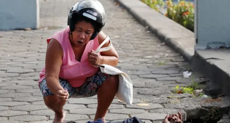 Vídeo: avó chora e implora para neto mudar de vida ao vê-lo contido e algemado