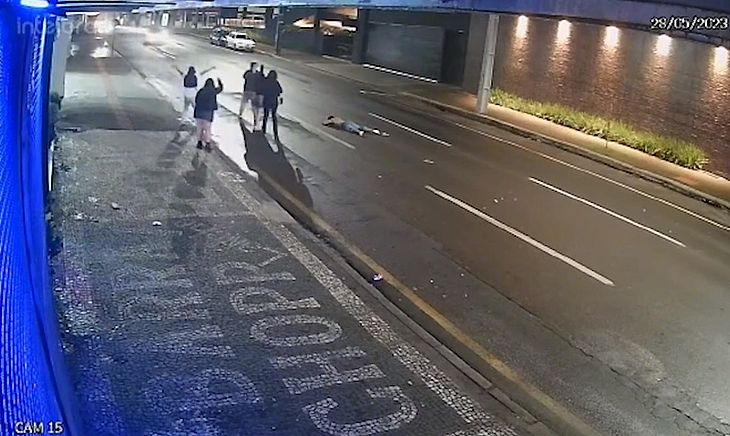 Vídeo: mulher morre atropelada depois de agredida por seguranças de boate e largada na rua