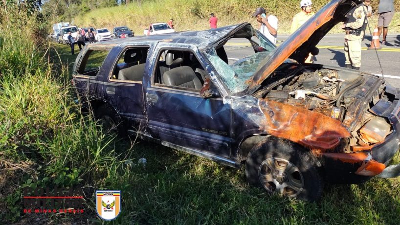 Motorista tem mal súbito, capota carro e duas pessoas ficam feridas e outra morre no local