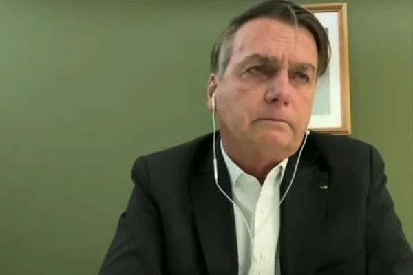Bolsonaro chora e diz que operação de busca e apreensão da PF em casa foi para “esculachar”