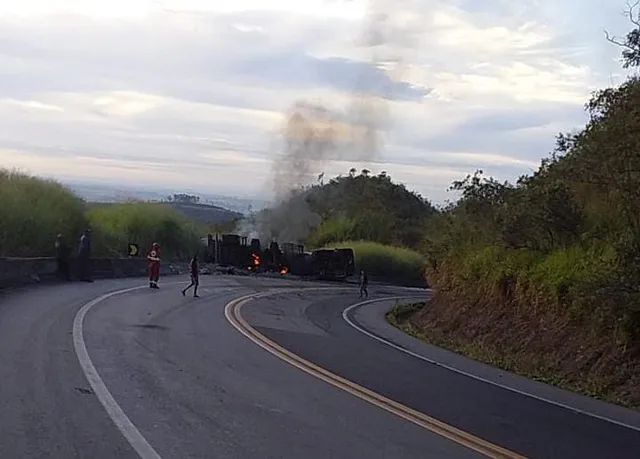 Bombeiros trabalham para tirar motorista de carreta de etanol das ferragens na BR 262