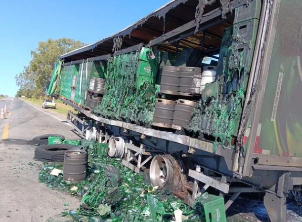 Caminhão carregado com barris de chope e caixas de cerveja pega fogo na MG-050