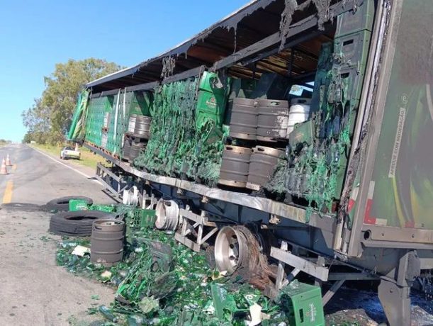 Caminhão carregado com barris de chope e caixas de cerveja pega fogo na MG-050