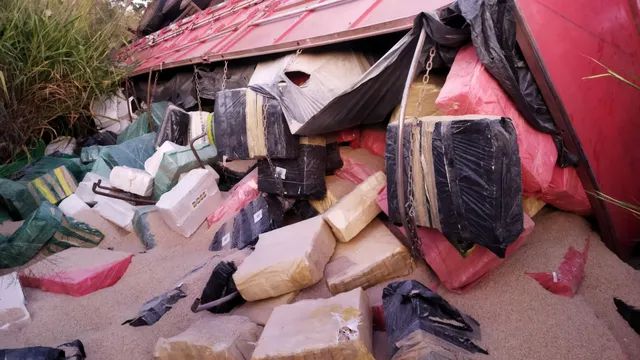 VÍDEO: carreta do Paraguai tomba em Minas com 20 toneladas de maconha