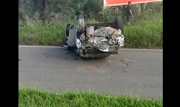 Vídeo: em capotamento na MG 050, Itaúna, motorista é jogado para fora do veículo