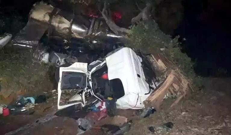 Caminhão que transportava leite capota e motorista morre em Minas