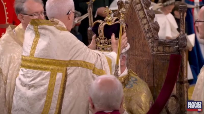 Vídeo: Rei Charles III é coroado em cerimônia na Abadia de Westminster