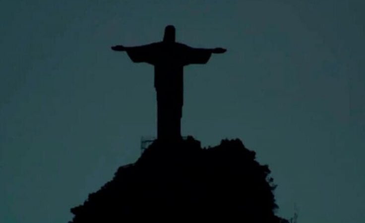 Luzes do Cristo Redentor são apagadas em solidariedade a Vini Jr; jogador responde