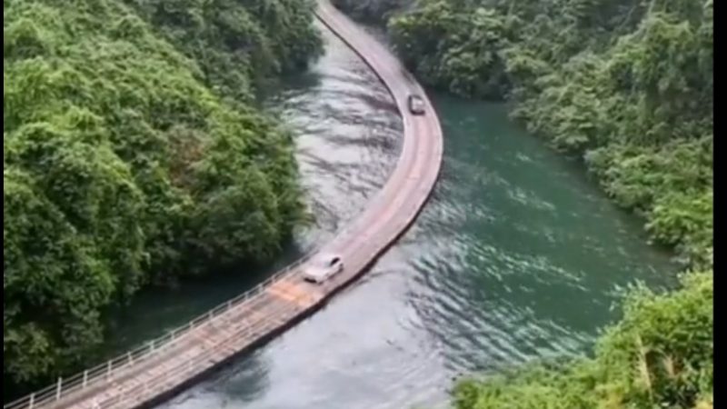 Vídeos: China tem estrada flutuante sobre rio para atrair turistas