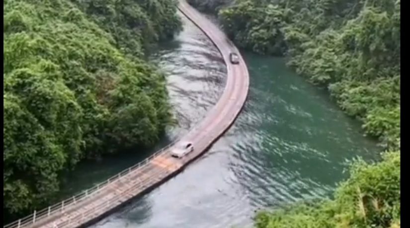 Vídeos: China tem estrada flutuante sobre rio para atrair turistas