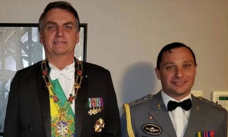 PF faz busca e apreensão em endereço de Bolsonaro e prende ex-ajudante de ordens Mauro Cid