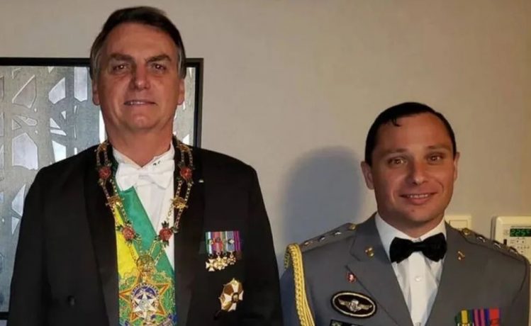 PF faz busca e apreensão em endereço de Bolsonaro e prende ex-ajudante de ordens Mauro Cid