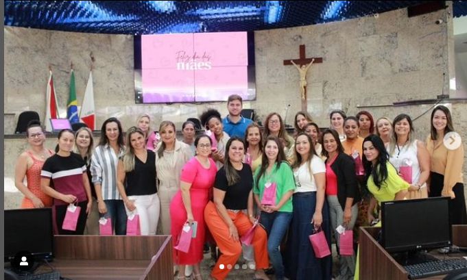 Câmara de Itaúna presta homenagens às servidoras da casa que são mães