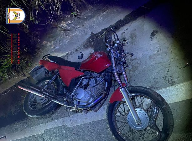 Motociclista morre ao bater de frente com um caminhão e ser atropelado por outro