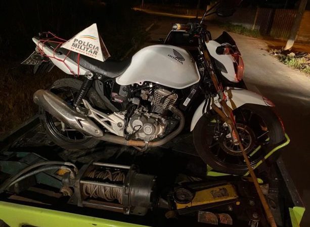 Perseguição a motocicleta termina com um preso, um menor, arma e drogas apreendidos