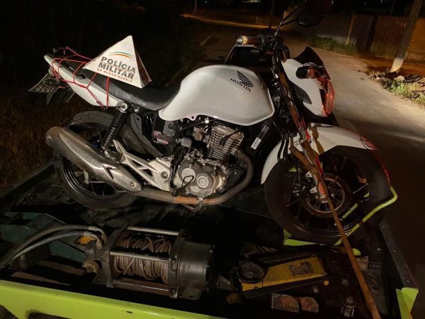 Perseguição a motocicleta termina com um preso, um menor, arma e drogas apreendidos